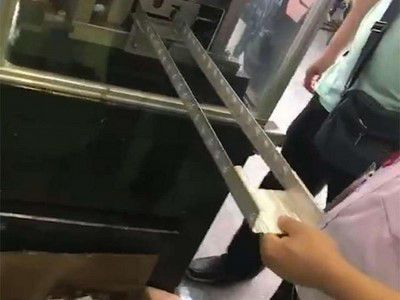 Punzonado continuo de muesca de banda sin extrusión de material