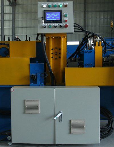 Sistema de control PLC de marca propia, especialmente fabricado para el sistema de punzonado de las correas en Z.