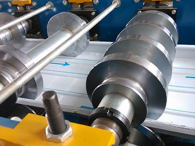 El rodillo está hecho de acero de alta calidad de 45# con tornos CNC y tratamiento térmico. El cromado duro es opcional para una larga vida útil.